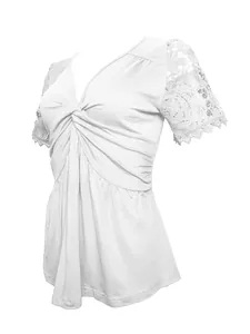 Dettaglio del top bianco alla moda con maniche in pizzo ed elegante nodo a torsione