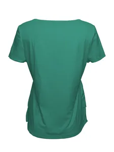 Vista trasera de un top casual de moda verde de manga corta con detalles de botones