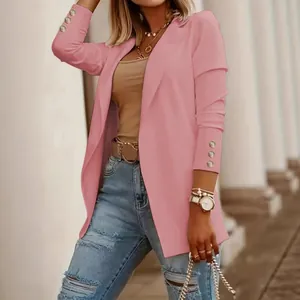 Elegante americana rosa para mujer con botones dorados, diseño entallado de manga larga.