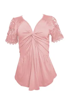 Dettaglio del top rosa da donna con eleganti maniche in pizzo e design con nodo sul davanti