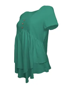 Vista lateral de una túnica informal verde de manga corta con botones decorativos