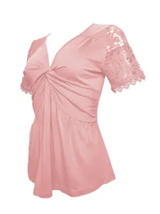 Elegante top rosa con scollo a V, dettaglio a nodo e maniche corte in pizzo raffinato.