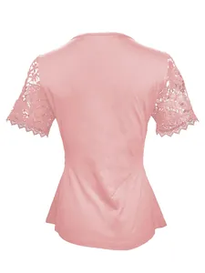 Vista posteriore di un elegante top rosa da donna con maniche corte in pizzo