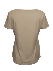 Vista posterior detallada de un top de moda casual para mujer en color caqui liso de manga corta