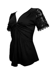 Dettaglio top nero da donna con eleganti maniche in pizzo e scollo a V con nodo a torsione