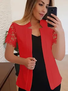 Elegante chaqueta roja con mangas cortas de encaje floral para un look de oficina