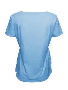 Vista trasera con detalle de botones laterales en un top casual azul de manga corta