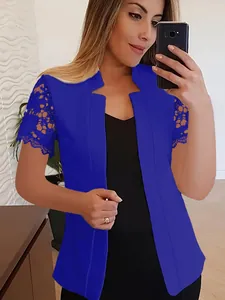 Elegante blazer azul real de manga corta con detalles de encaje floral para mujer