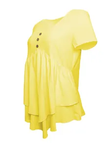 Vista lateral de un top amarillo de manga corta con tres botones y dobladillo con volantes
