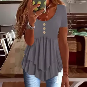 Túnica gris casual de manga corta con tres botones y volantes para mujer