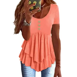 Elegante top de manga corta coral con tres botones y dobladillo de volantes para mujer