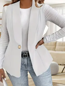 Eleganter weißer ärmelloser Ein-Knopf-Blazer für Damen, kombiniert mit Jeans im Zimmer