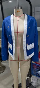 Detalle de chaqueta corta en contraste azul y blanco con botones plateados en maniquí