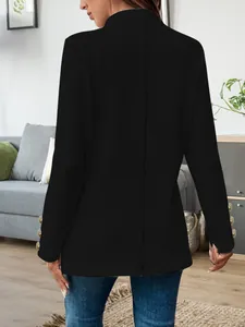 Elegante zwarte blazer met gouden knopen op de mouwen voor de wintermode van dames