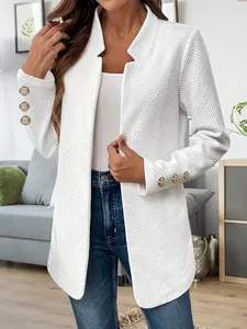 Elegante witte gewatteerde blazer voor dames met decoratieve gouden knopen op de mouw