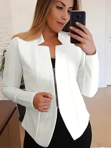 Λεπτομερής selfie στον καθρέφτη που δείχνει τη στενή γραμμή ενός λευκού γυναικείου μπλέιζερ
