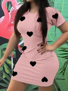 Vestido corto ajustado de manga corta rosa con estampados de corazones negros