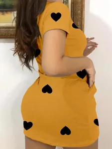 Vestido corto ajustado amarillo con manga corta e impresiones de corazones