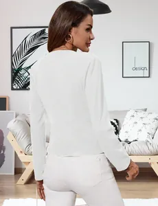 Vista posterior detallada de una chaqueta de punto corta blanca minimalista para mujer