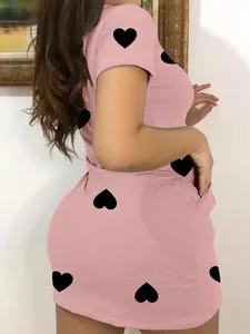 Vestido corto ajustado rosa de manga corta con estampado de corazones negros y bolsillos laterales