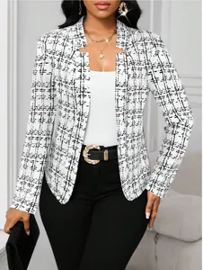 Elegante chaqueta blazer de tweed a cuadros blancos y negros para mujer en modelo