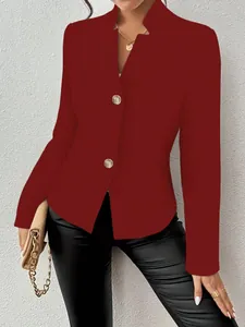 Detail eines burgunderroten Damenblazers mit zwei Knöpfen, Lederhose und Goldaccessoires.