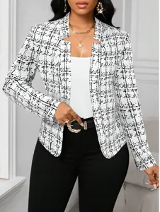 Detalle de una chaqueta de tweed a cuadros en blanco y negro con corte ajustado