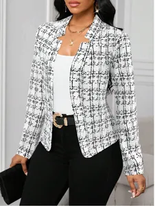 Elegante blazer de tweed a cuadros blancos y negros para mujer con ajuste ceñido y frente abierto.
