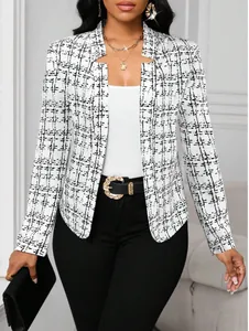 Primer plano de un blazer de tweed a cuadros blanco y negro con escote de muesca