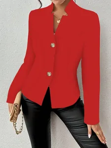 Detail eines eleganten roten Blazers mit zwei goldenen Knöpfen und schmaler Passform.