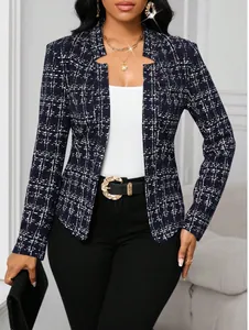 Primer plano de una chaqueta blazer ajustada de tweed con cuadros azul marino para mujer.