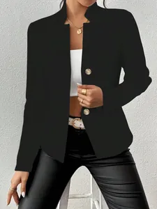Detail eines eleganten schwarzen Damen-Stehkragen-Blazers mit dekorativen Goldknöpfen