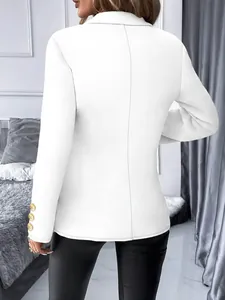 Achteraanzicht van een elegante witte blazer met slim fit pasvorm en gouden knopen