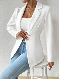 Gedetailleerd overzicht van een elegante witte blazer met lange mouwen en gouden knoop