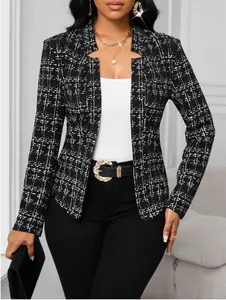Primer plano detallado de la elegante textura de tweed a cuadros blanco y negro de la chaqueta