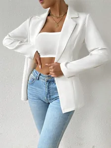 Detailopname van een witte blazer met lange mouwen, een stijlvolle revers en zachte stof.