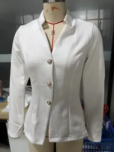 Detailansicht eines eleganten weißen Langarm-Blazers mit goldenen Löwenknöpfen auf Torso