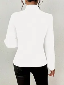 Rückansicht eines eleganten weißen langärmeligen Blazers mit schmaler Passform und Nähten