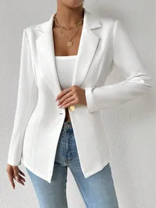 Gedetailleerde weergave van een stijlvolle witte getailleerde damesblazer met lange mouwen.