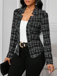 Primer plano de una elegante chaqueta blazer de tweed a cuadros en blanco y negro para mujer.