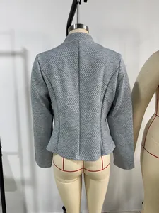 Detaillierte Rückansicht eines grauen Slim-Fit-Blazers mit geometrischer 3D-Textur.
