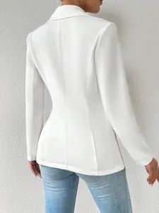 Achteraanzicht van een witte getailleerde blazer met lange mouwen en slim-fit details.
