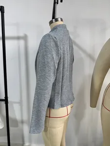 Detaillierte Seitenansicht eines grauen strukturierten Langarm-Blazers auf Schneiderpuppe