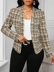 Primer plano de una chaqueta blazer entallada para mujer con patrón de cuadros.