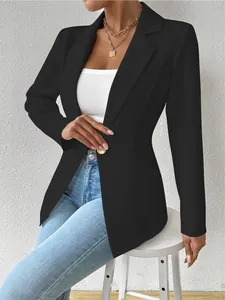 Elegante zwarte blazer met lange mouwen en gouden knoop voor zakelijke damesmode