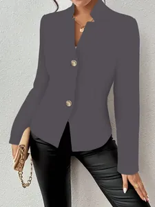 Vista dettagliata di un blazer grigio da donna con colletto unico e bottoni dorati