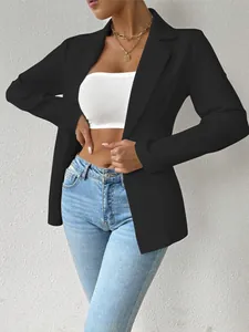 Detailopname van een stijlvolle zwarte blazer met lange mouwen voor dames in een hippe set.