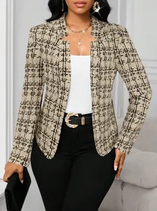 Vista detallada de una chaqueta blazer a cuadros ajustada para mujer en elegante beige y negro