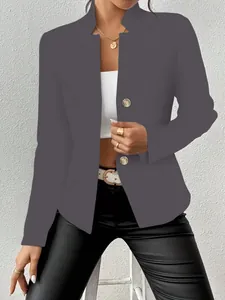Dettaglio di un blazer grigio scuro sfiancato da donna con eleganti bottoni dorati