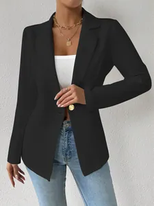Elegante zwarte blazer met lange mouwen en gouden knoop voor een chique, professionele look.